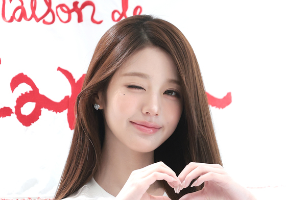 장원영, 벚꽃 윙크