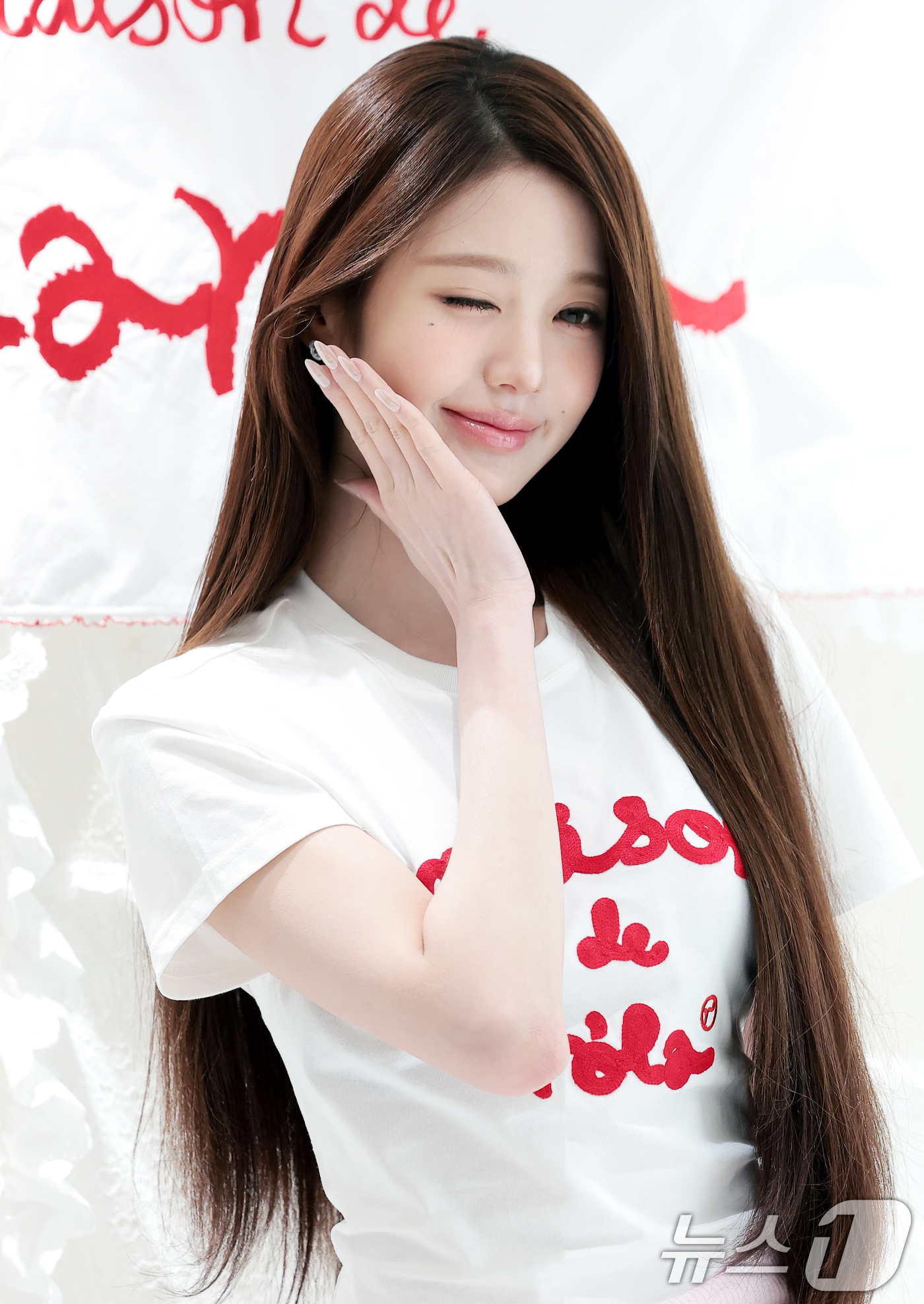 (서울=뉴스1) 권현진 기자 = 그룹 아이브(IVE)의 장원영이 1일 서울 종로구 로라로라(ROLAROLA) 서촌 플래그십 스토어에서 진행된 오픈 기념 행사에서 포즈를 취하고 있다 …