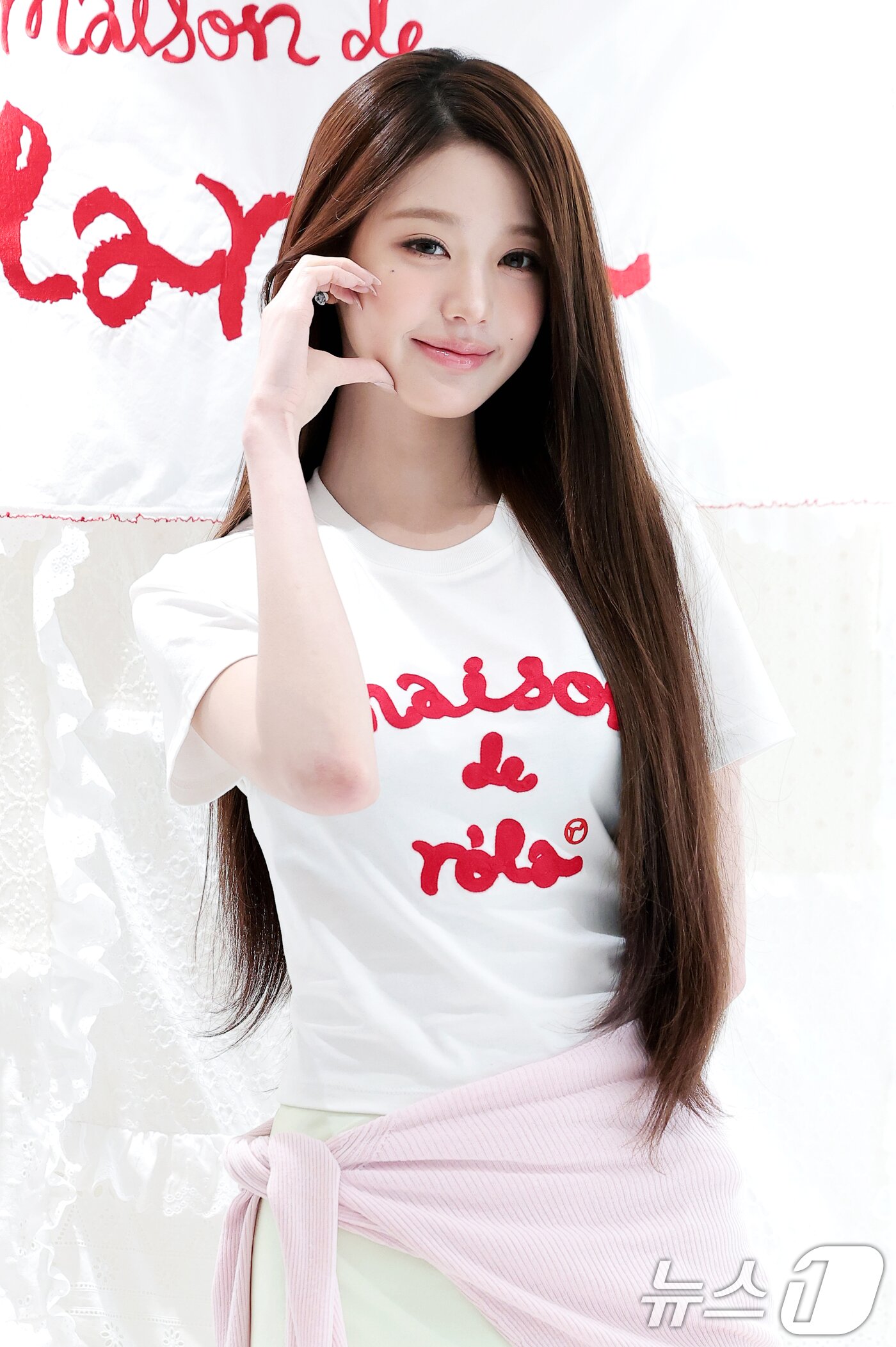 본문 이미지 - 그룹 아이브(IVE)의 장원영이 1일 서울 종로구 로라로라(ROLAROLA) 서촌 플래그십 스토어에서 진행된 오픈 기념 행사에서 볼 하트를 그리고 있다. ⓒ 뉴스1 권현진 기자