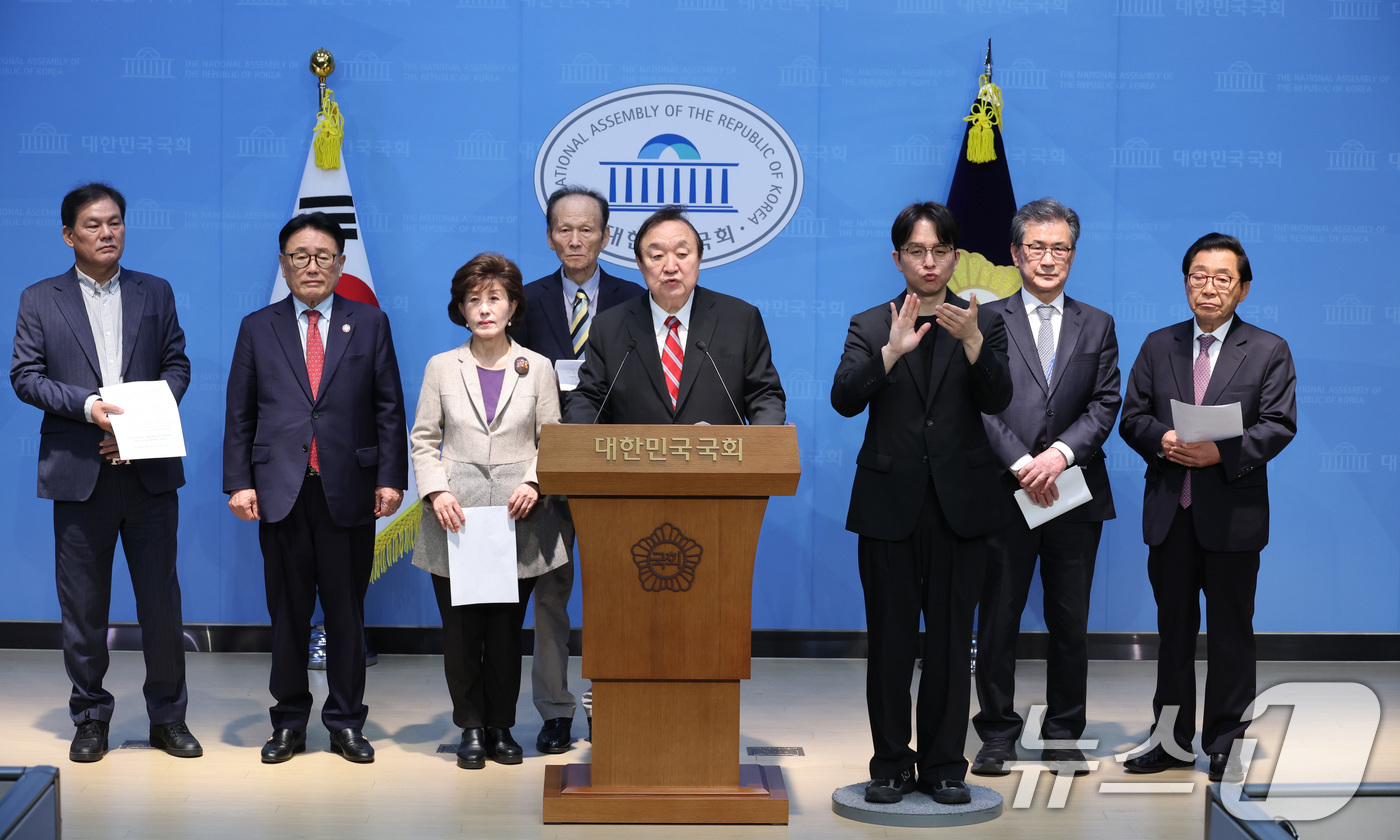 (서울=뉴스1) 신웅수 기자 = 정대철 헌정회장이 1일 서울 여의도 국회 소통관에서 헌법 개정 관련 입장 발표 기자회견을 하고 있다. 2026.4.1/뉴스1