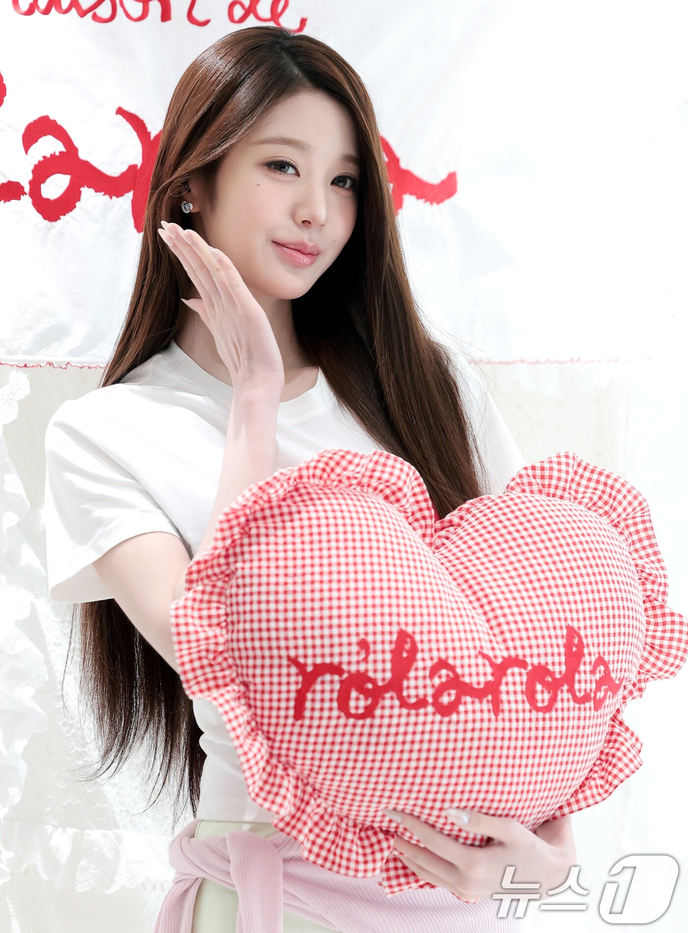 본문 이미지 - 그룹 아이브(IVE)의 장원영이 1일 서울 종로구 로라로라(ROLAROLA) 서촌 플래그십 스토어에서 진행된 오픈 기념 행사에서 포즈를 취하고 있다. ⓒ 뉴스1 권현진 기자