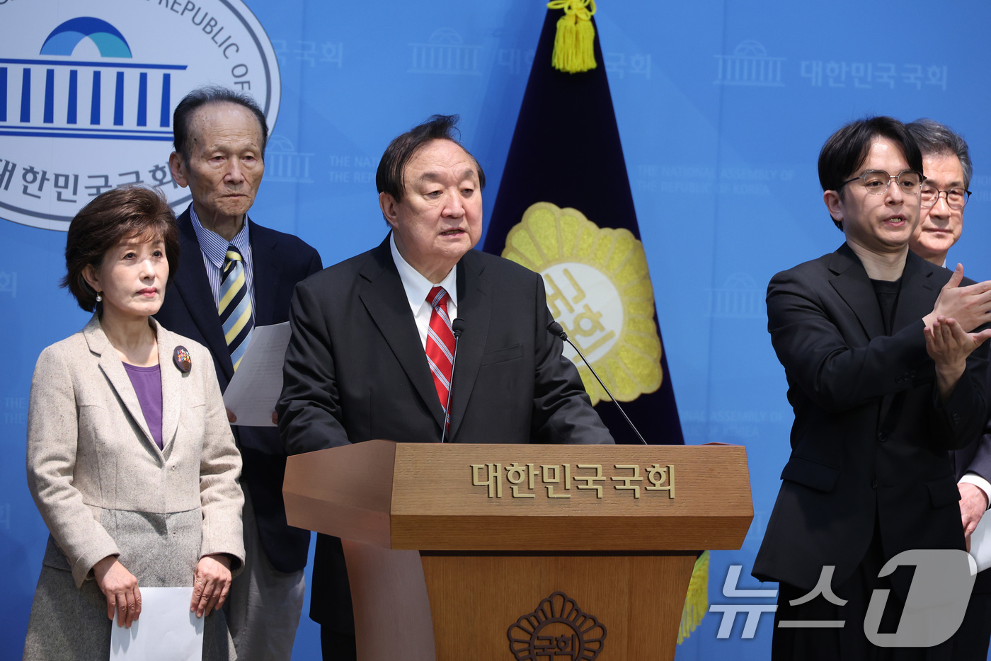 (서울=뉴스1) 신웅수 기자 = 정대철 헌정회장이 1일 서울 여의도 국회 소통관에서 헌법 개정 관련 입장 발표 기자회견을 하고 있다. 2026.4.1/뉴스1