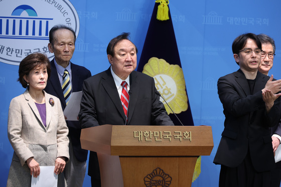 헌법 개정 관련 입장 밝히는 정대철