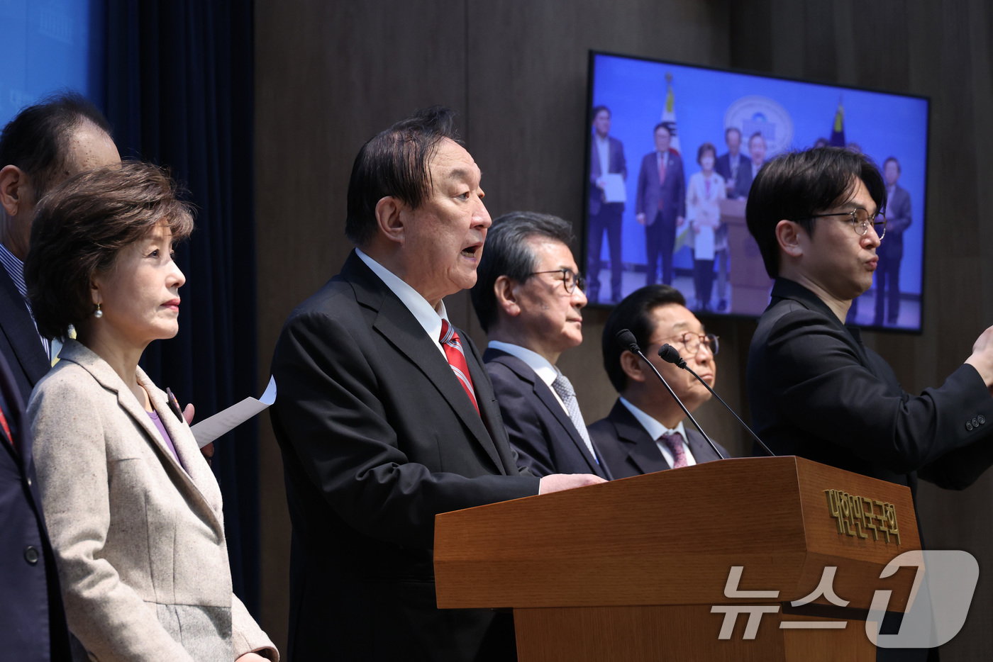 (서울=뉴스1) 신웅수 기자 = 정대철 헌정회장이 1일 서울 여의도 국회 소통관에서 헌법 개정 관련 입장 발표 기자회견을 하고 있다. 2026.4.1/뉴스1