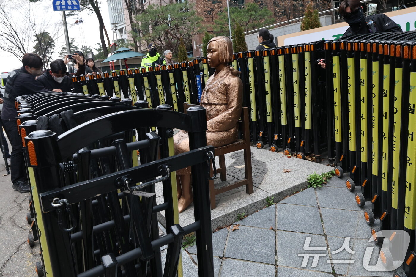 본문 이미지 - 1일 서울 종로구 옛 주한 일본대사관 앞에서 열린 제1746차 일본군 성노예제 문제해결을 위한 정기 수요시위에 앞서 경찰이 평화의 소녀상을 둘러싼 바리케이트를 철거하고 있다. 정의기억연대는 지난 6년여 간 맞불 집회를 열어온 김병헌 위안부법폐지국민행동 대표가 사자명예훼손 등 혐의로 구속되고 관련 단체들의 집회가 취소되자 소녀상 보호를 위해 설치된 바리케이드 철거를 추진해 왔다. 2026.4.1 ⓒ 뉴스1 오대일 기자