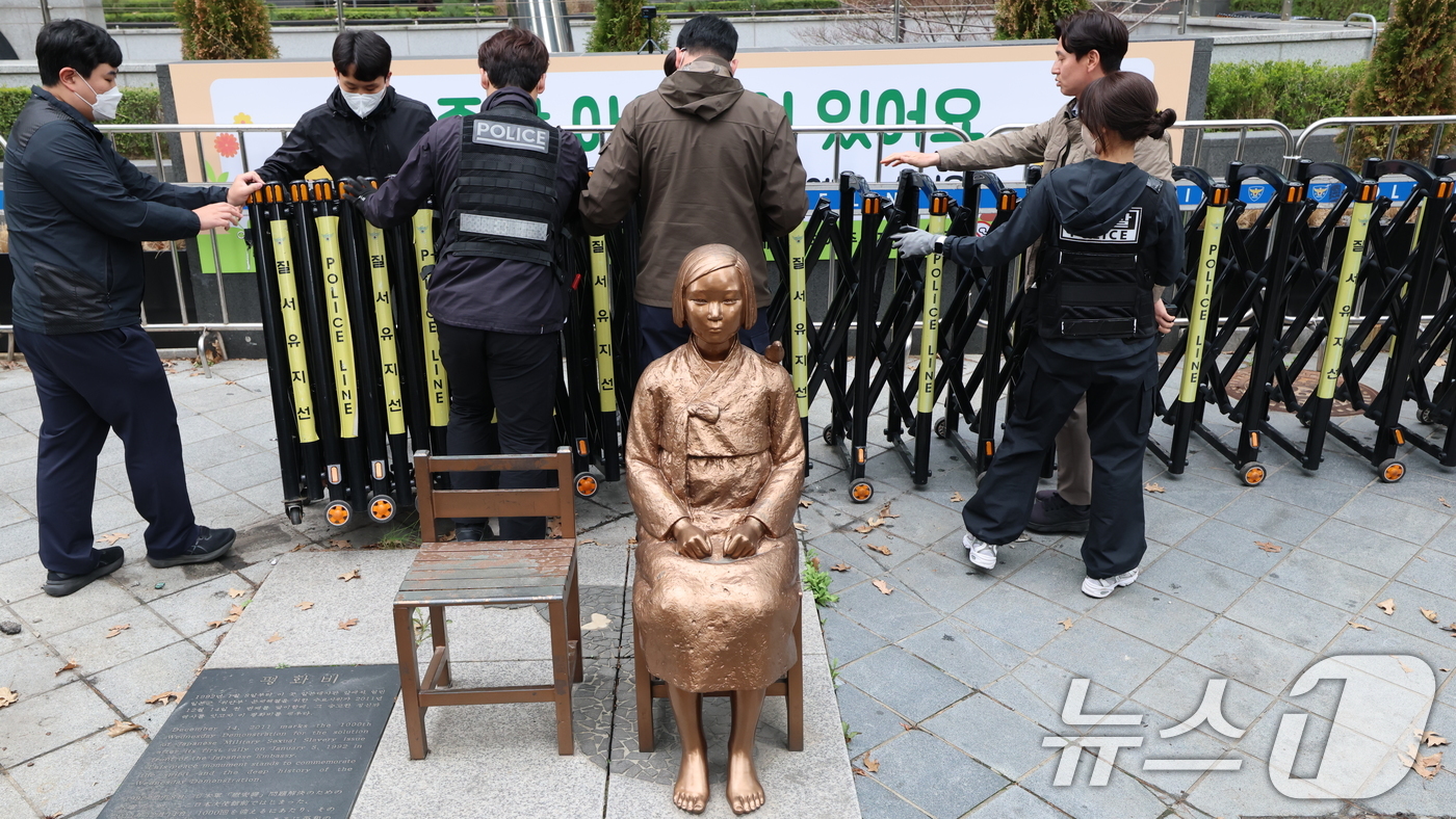 (서울=뉴스1) 오대일 기자 = 1일 서울 종로구 옛 주한 일본대사관 앞에서 열린 제1746차 일본군 성노예제 문제해결을 위한 정기 수요시위에 앞서 경찰이 평화의 소녀상을 둘러싼 …
