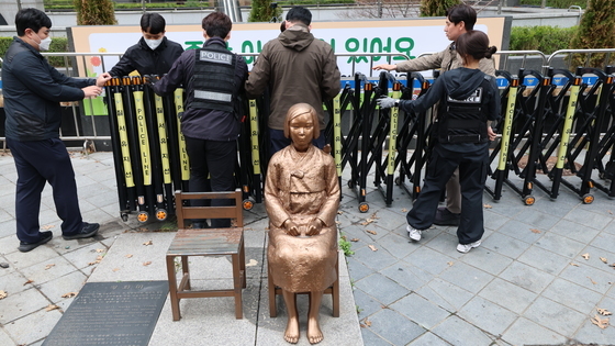 소녀상 6년 만 '바리케이드 해방'