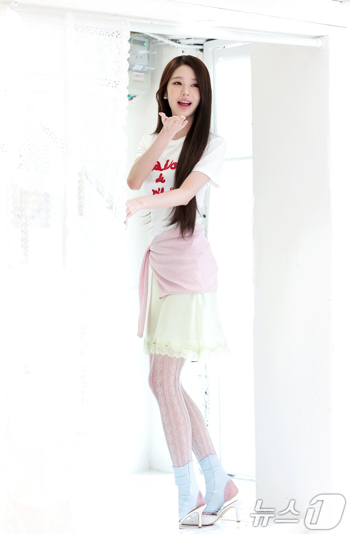 본문 이미지 - 그룹 아이브(IVE)의 장원영이 1일 서울 종로구 로라로라(ROLAROLA) 서촌 플래그십 스토어에서 진행된 오픈 기념 행사에서 손 키스를 인사를 전하고 있다. ⓒ 뉴스1 권현진 기자