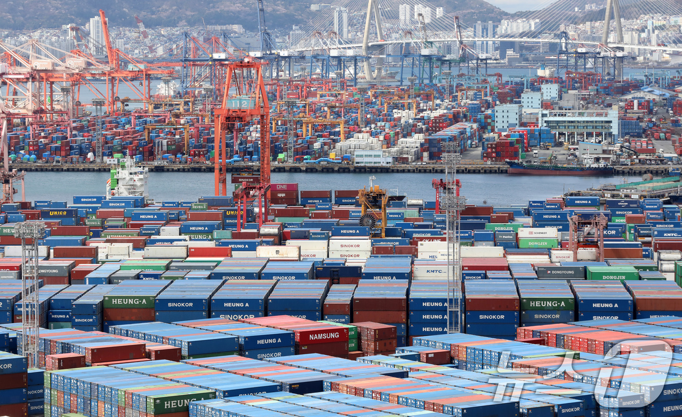 (부산=뉴스1) 윤일지 기자 = 지난 3월 우리나라 수출이 반도체 '슈퍼 사이클'(초호황)에 힘입어 사상 처음으로 800억 달러를 돌파하며 역대 최대 실적을 기록했다. 중동 전쟁과 …