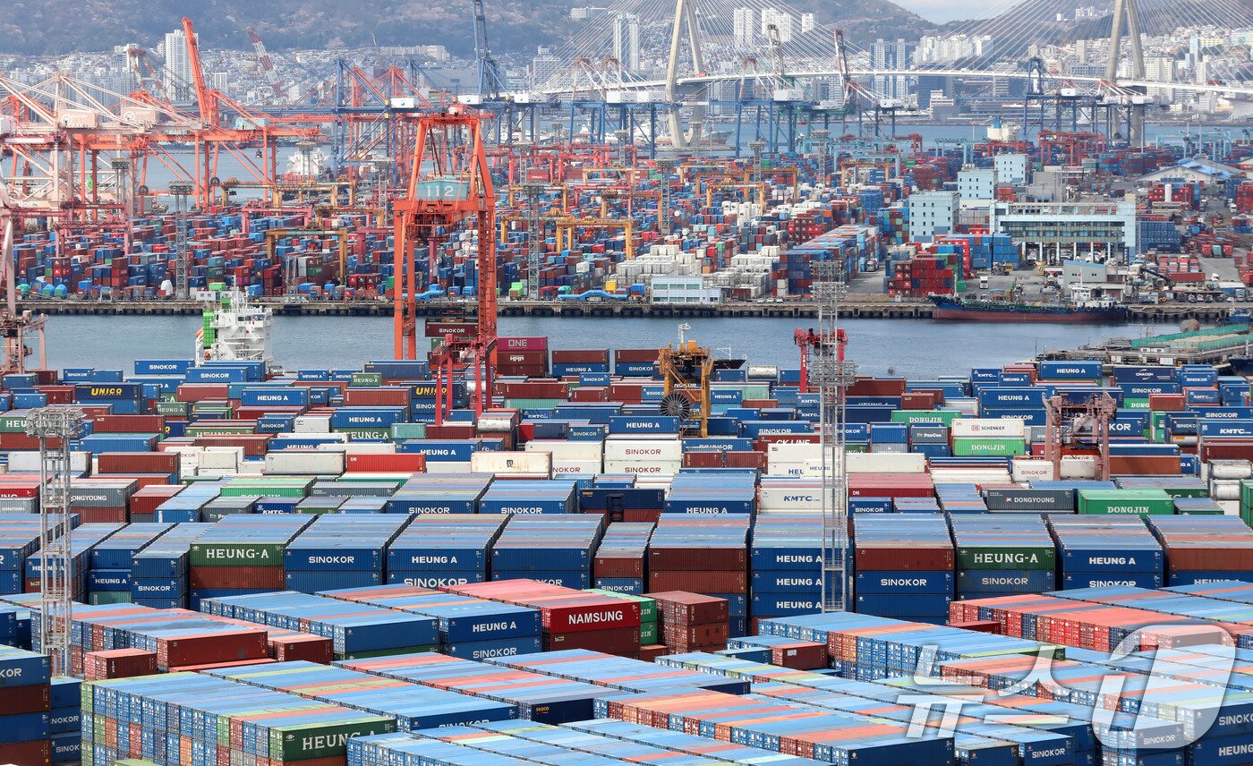 본문 이미지 - 사진은 지난달 31일 부산항 신선대부두와 감만부두 야적장의 컨테이너 모습. 2026.4.1 ⓒ 뉴스1 윤일지 기자