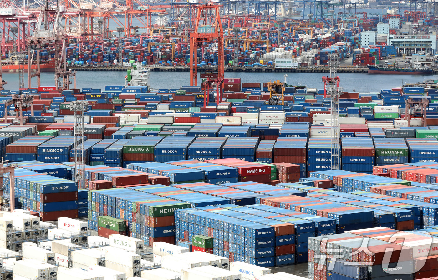 (부산=뉴스1) 윤일지 기자 = 지난 3월 우리나라 수출이 반도체 '슈퍼 사이클'(초호황)에 힘입어 사상 처음으로 800억 달러를 돌파하며 역대 최대 실적을 기록했다. 중동 전쟁과 …