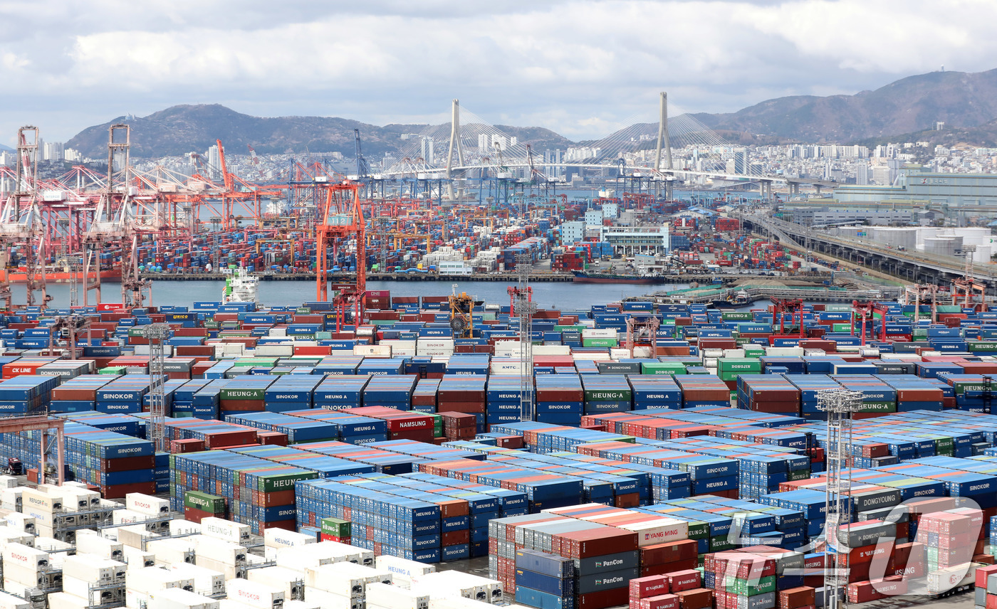 (부산=뉴스1) 윤일지 기자 = 지난 3월 우리나라 수출이 반도체 '슈퍼 사이클'(초호황)에 힘입어 사상 처음으로 800억 달러를 돌파하며 역대 최대 실적을 기록했다. 중동 전쟁과 …