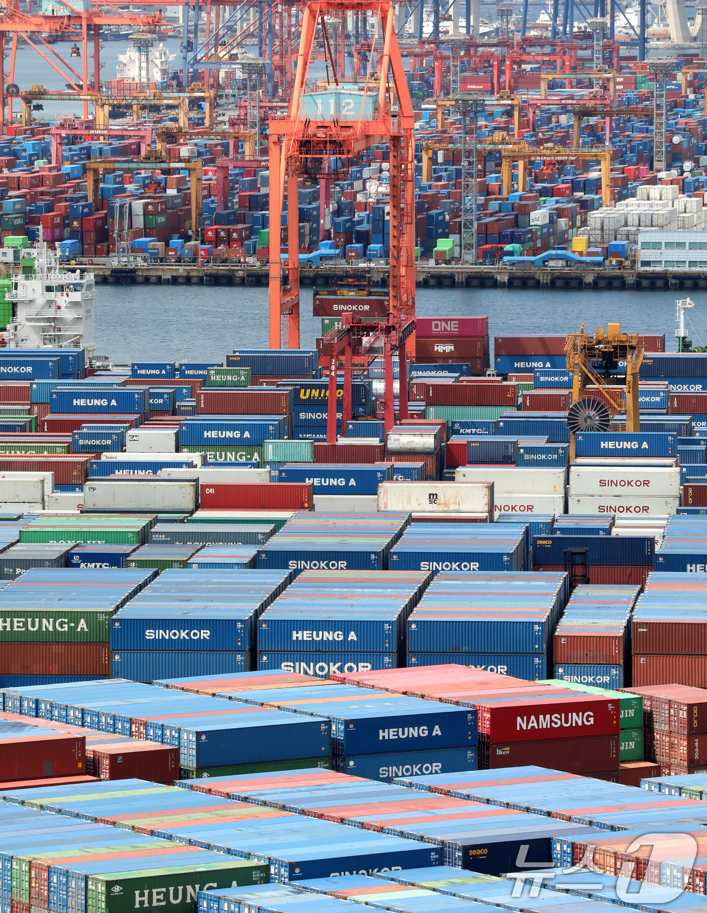 (부산=뉴스1) 윤일지 기자 = 지난 3월 우리나라 수출이 반도체 '슈퍼 사이클'(초호황)에 힘입어 사상 처음으로 800억 달러를 돌파하며 역대 최대 실적을 기록했다. 중동 전쟁과 …