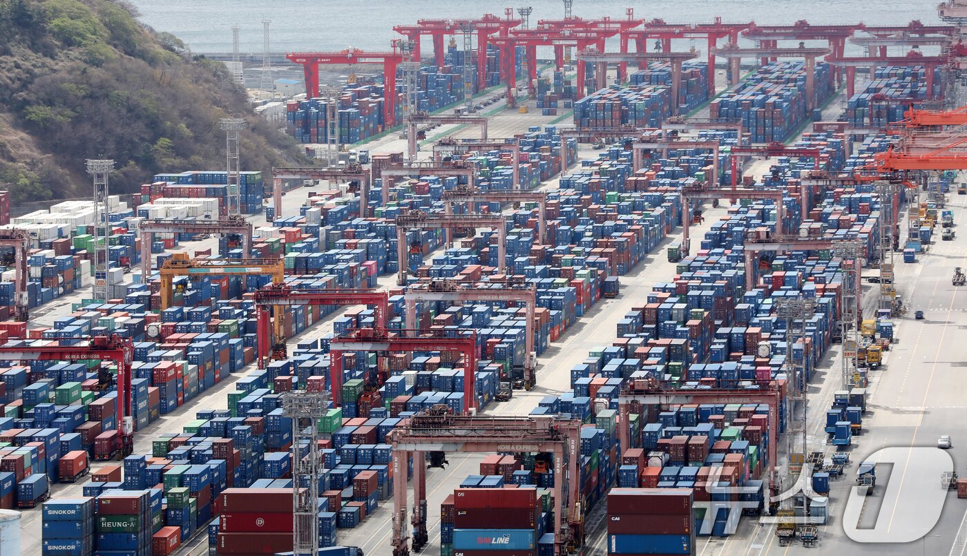 본문 이미지 - 부산항 신선대부두와 감만부두 야적장의 컨테이너 모습.2026.4.1 ⓒ 뉴스1 윤일지 기자