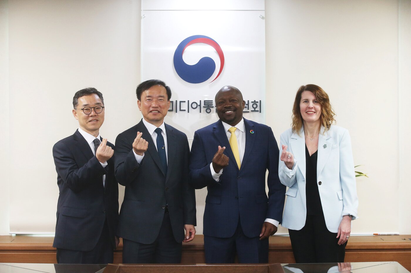 본문 이미지 - 김종철 방송미디어통신위원회 위원장(왼쪽에서 두번째)이 1일 정부과천청사에서 윌슨 화이트 구글 글로벌 공공정책 총괄 부사장(오른쪽에서 두번째), 카라 베일리 안드로이드 생태계 전략 담당 부사장(오른쪽에서 첫번째)과 면담후 기념촬영을 하고 있다.(방송미디어통신위원회 제공. 재판매 및 DB금지)2026.4.1 ⓒ 뉴스1