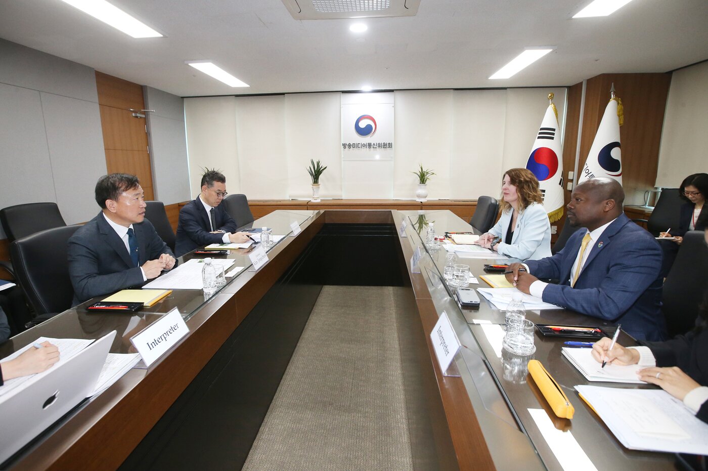 본문 이미지 - 김종철 방송미디어통신위원회 위원장(왼쪽에서 첫번째)이 1일 정부과천청사에서 윌슨 화이트 구글 글로벌 공공정책 총괄 부사장(오른쪽에서 첫번째), 카라 베일리 안드로이드 생태계 전략 담당 부사장(오른쪽에서 두번째)과 면담하고 있다.(방송미디어통신위원회 제공. 재판매 및 DB금지)2026.4.1 ⓒ 뉴스1
