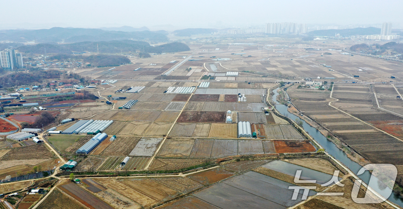 (경기=뉴스1) 김영운 기자 = 정부 수립 이후 78년 만에 처음으로 전국 농지 전수조사가 5월부터 시작된다. 올해부터 내년까지 2년에 걸쳐 전국 전체 농지 195만㏊를 2단계로 …