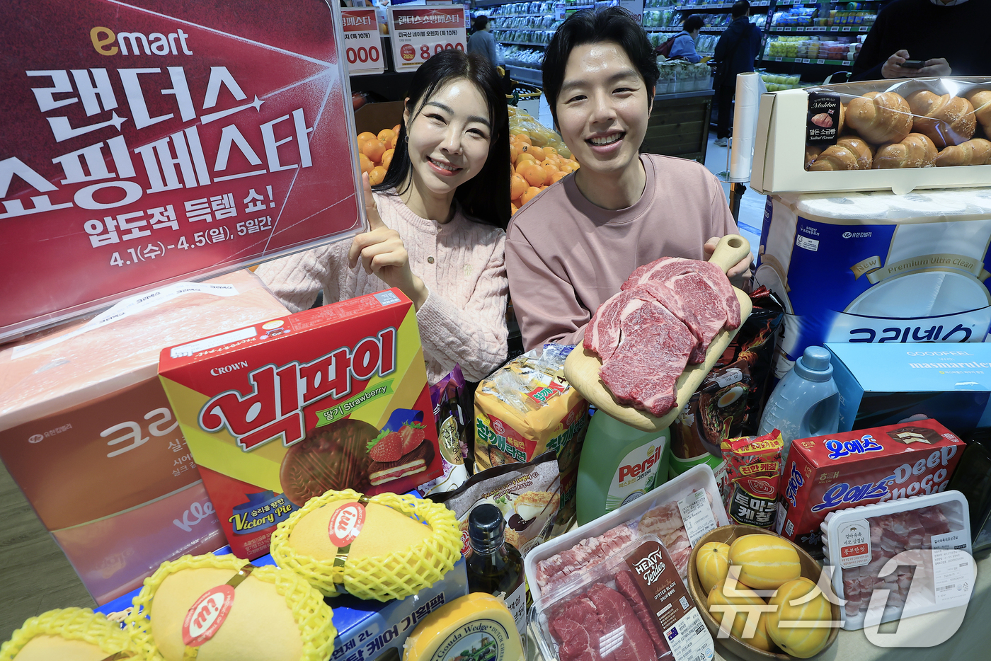 (서울=뉴스1) 박정호 기자 = 2026 랜더스 쇼핑페스타(이하 랜쇼페)가 시작된 1일 서울시 용산구 이마트 용산점에서 모델들이 한우 등심, 삼겹살, 목살, 과일, 베이커리 등 다 …