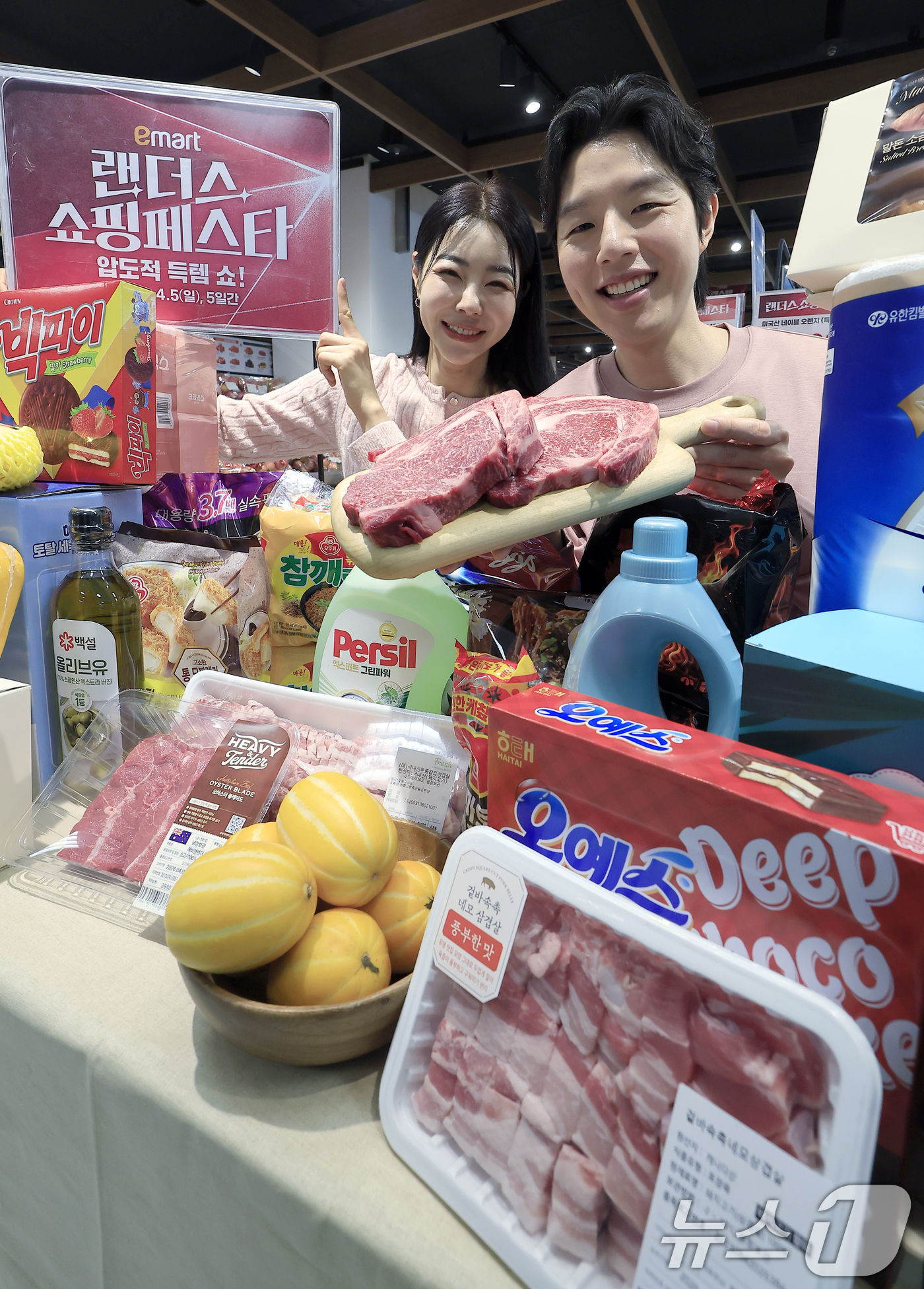 (서울=뉴스1) 박정호 기자 = 2026 랜더스 쇼핑페스타(이하 랜쇼페)가 시작된 1일 서울시 용산구 이마트 용산점에서 모델들이 한우 등심, 삼겹살, 목살, 과일, 베이커리 등 다 …