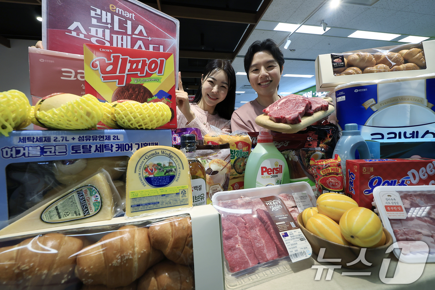 (서울=뉴스1) 박정호 기자 = 2026 랜더스 쇼핑페스타(이하 랜쇼페)가 시작된 1일 서울시 용산구 이마트 용산점에서 모델들이 한우 등심, 삼겹살, 목살, 과일, 베이커리 등 다 …