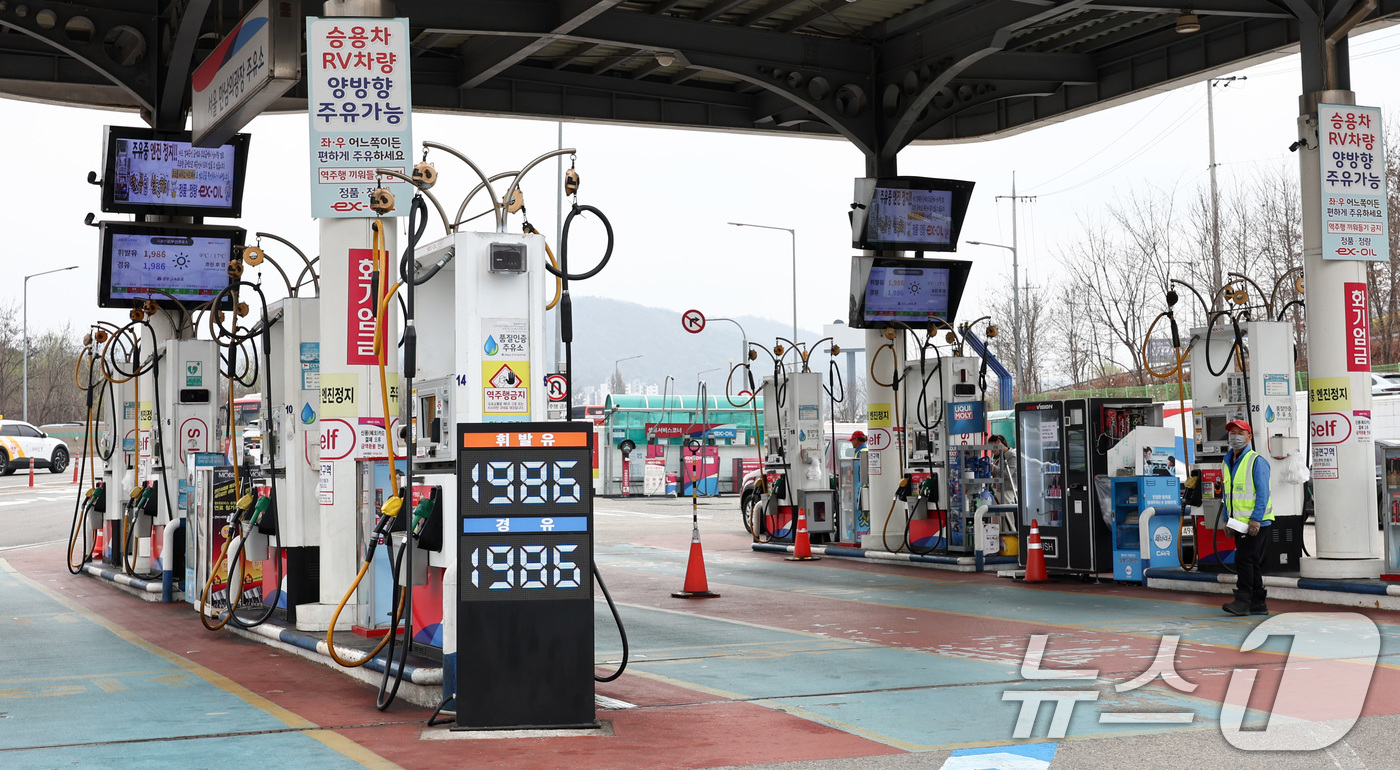 (서울=뉴스1) 최지환 기자 = 1일 한국석유공사 유가정보시스템 오피넷에 따르면 이날 오후 12시 30분 기준 전국 휘발유 평균 가격은 전날보다 12.72원 오른 1907.68원으 …