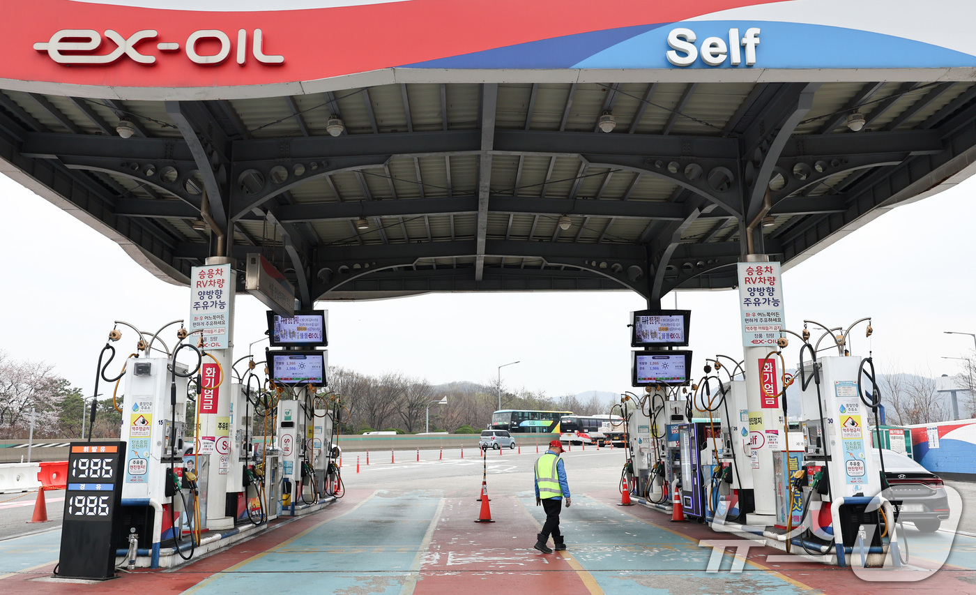 (서울=뉴스1) 최지환 기자 = 1일 한국석유공사 유가정보시스템 오피넷에 따르면 이날 오후 12시 30분 기준 전국 휘발유 평균 가격은 전날보다 12.72원 오른 1907.68원으 …