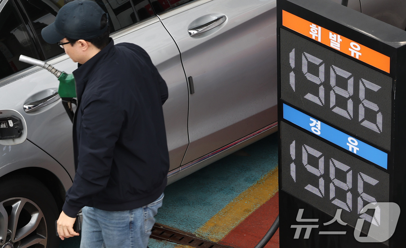 (서울=뉴스1) 최지환 기자 = 1일 한국석유공사 유가정보시스템 오피넷에 따르면 이날 오후 12시 30분 기준 전국 휘발유 평균 가격은 전날보다 12.72원 오른 1907.68원으 …