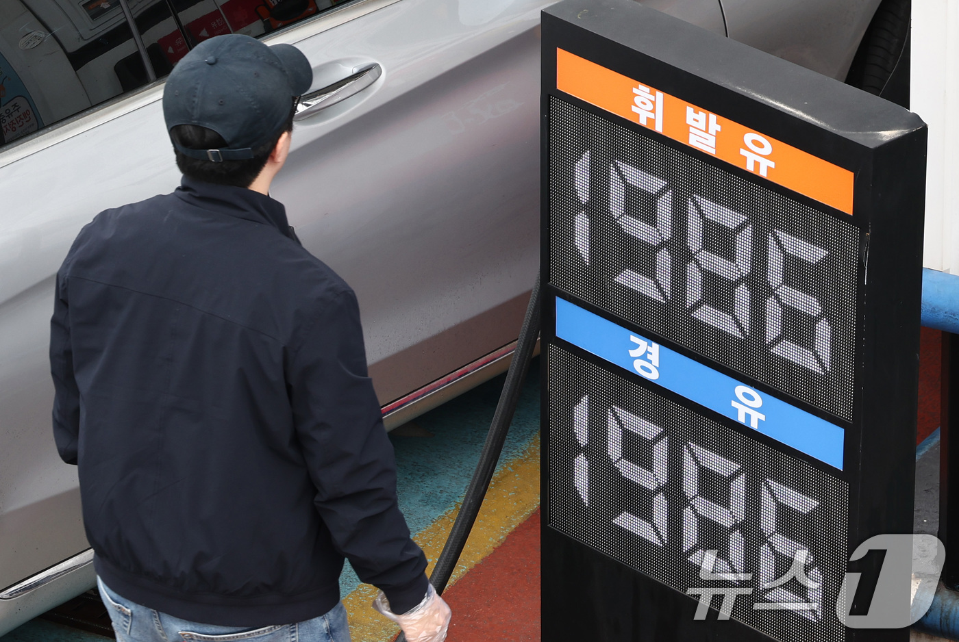 (서울=뉴스1) 최지환 기자 = 1일 한국석유공사 유가정보시스템 오피넷에 따르면 이날 오후 12시 30분 기준 전국 휘발유 평균 가격은 전날보다 12.72원 오른 1907.68원으 …