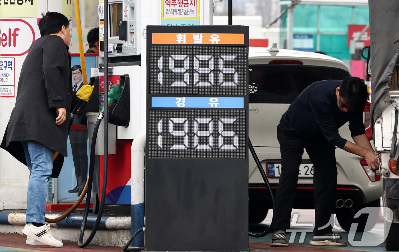 (서울=뉴스1) 최지환 기자 = 1일 한국석유공사 유가정보시스템 오피넷에 따르면 이날 오후 12시 30분 기준 전국 휘발유 평균 가격은 전날보다 12.72원 오른 1907.68원으 …