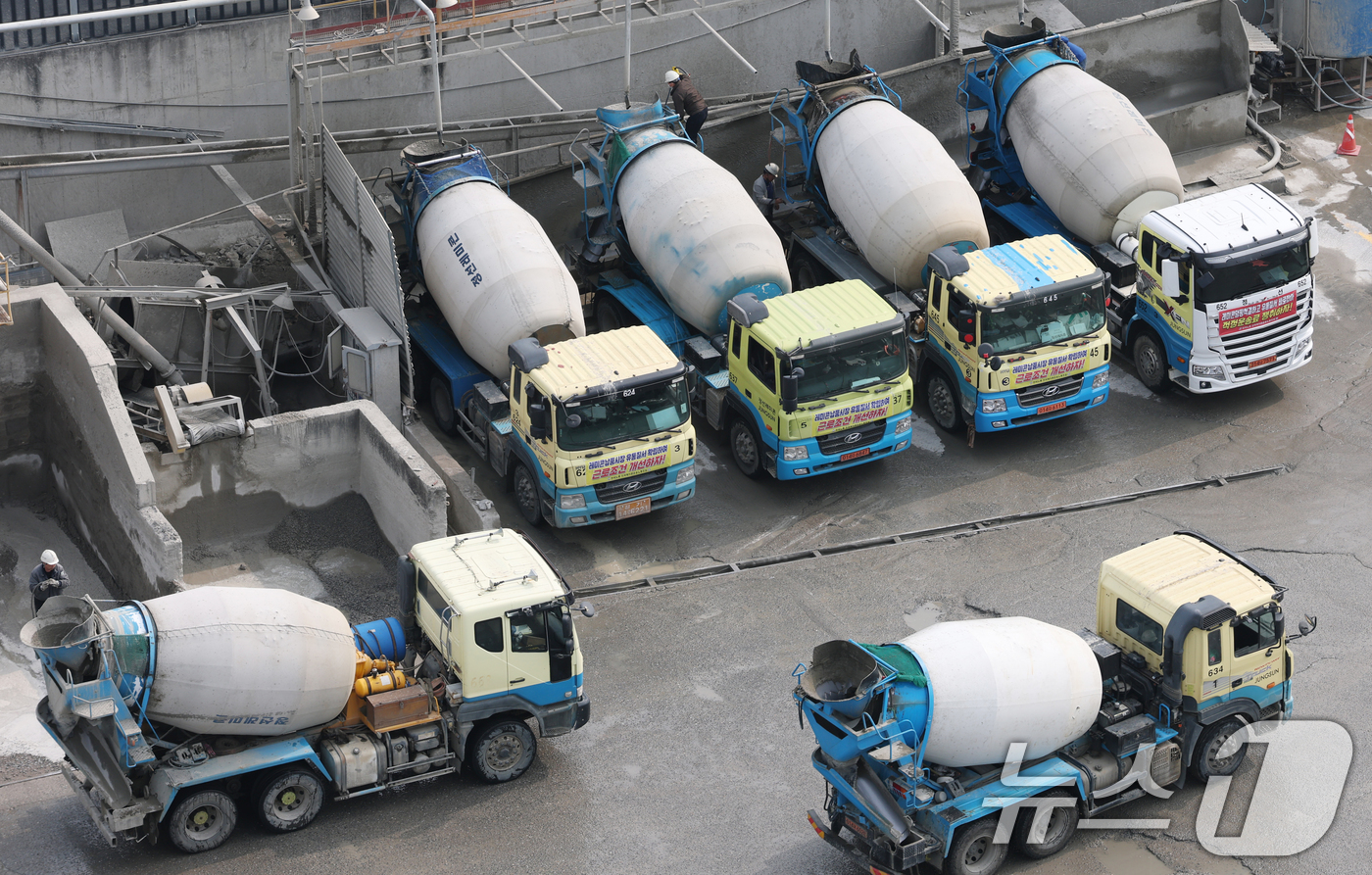 (안양=뉴스1) 김영운 기자 = 중동 긴장 고조로 나프타 수급 불안이 이어지면서 건설 현장에서도 자재 가격 인상과 공급 차질 우려가 커지고 있는 가운데 1일 경기 안양시의 한 레미 …