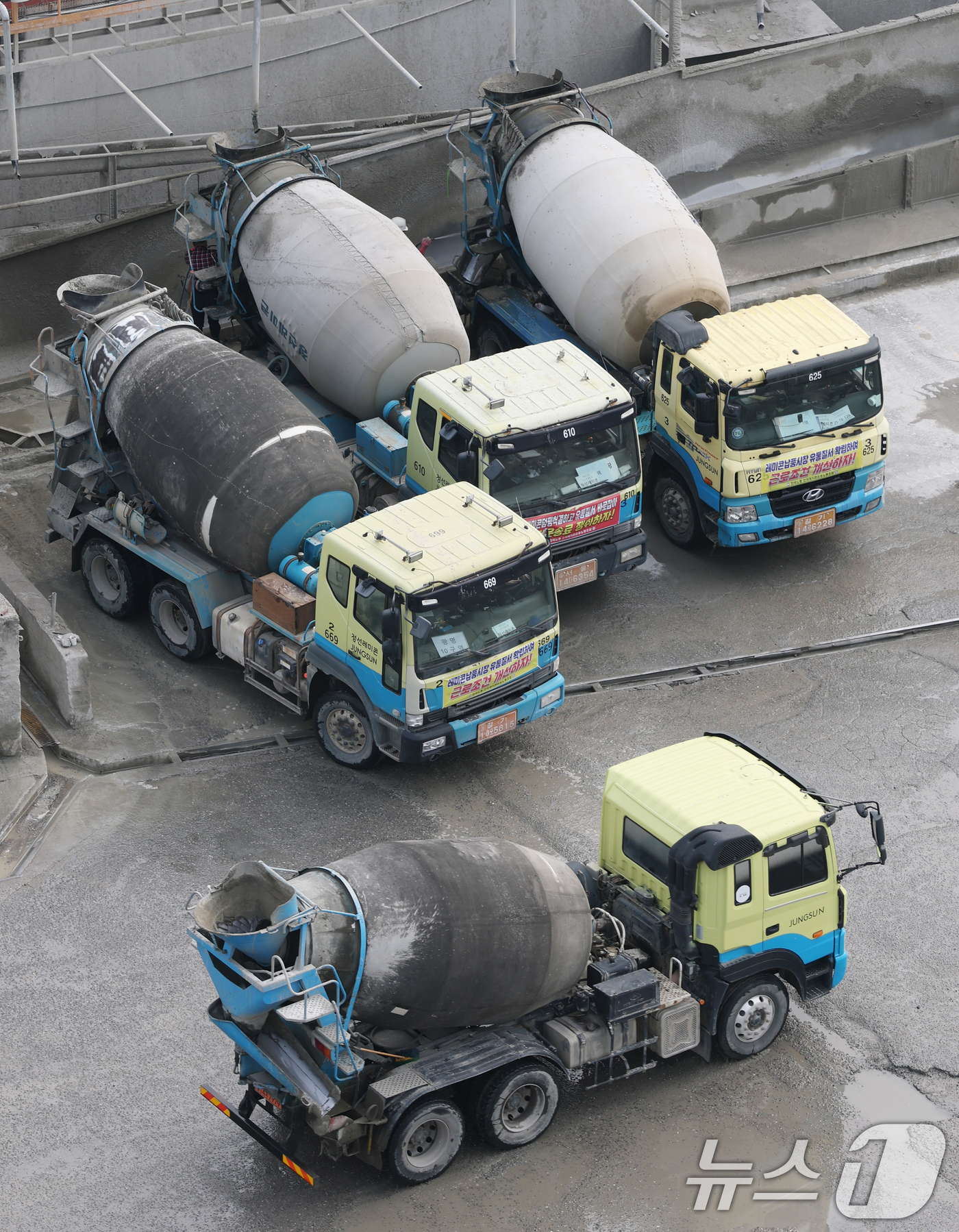 (안양=뉴스1) 김영운 기자 = 중동 긴장 고조로 나프타 수급 불안이 이어지면서 건설 현장에서도 자재 가격 인상과 공급 차질 우려가 커지고 있는 가운데 1일 경기 안양시의 한 레미 …