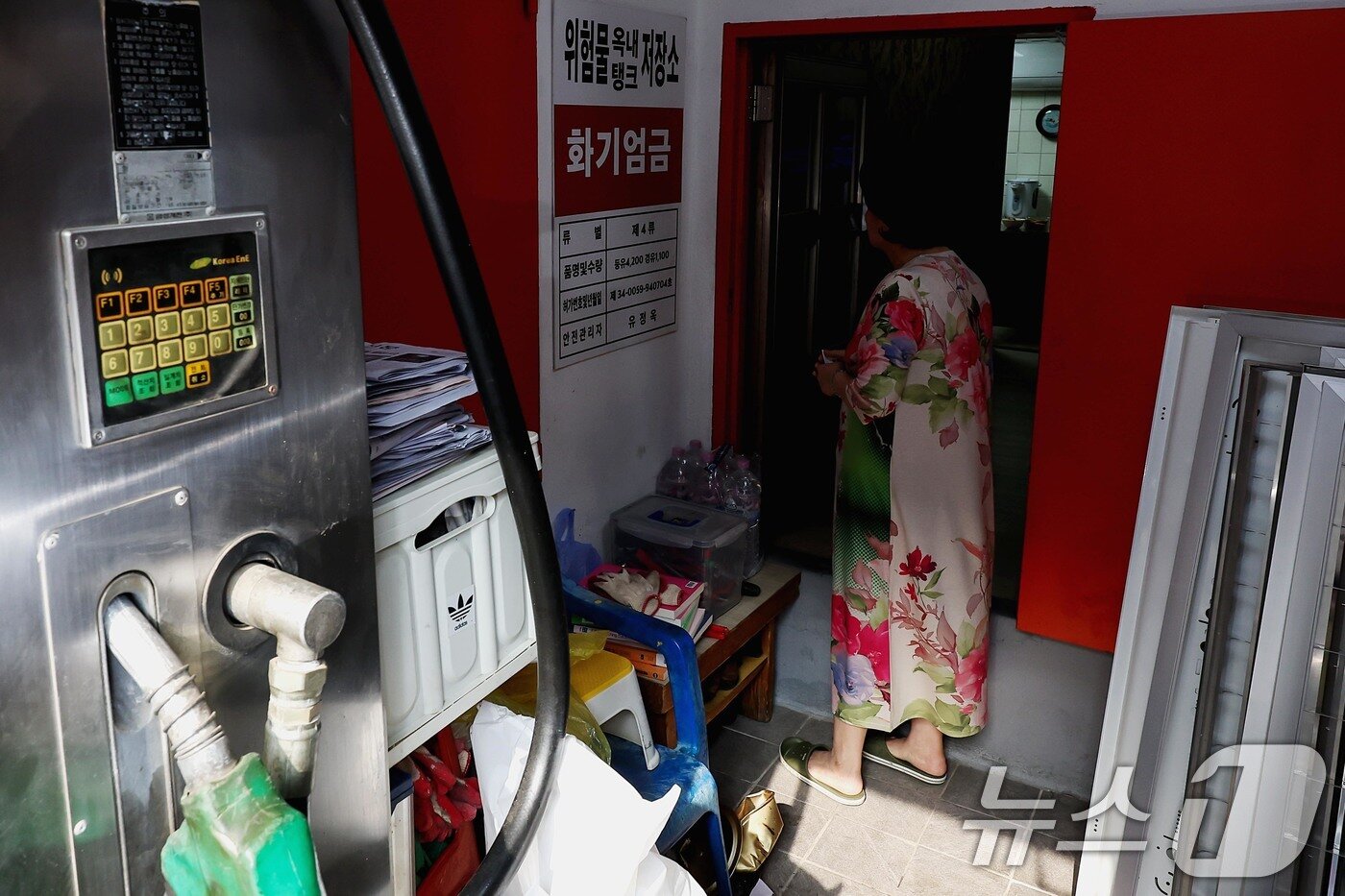 본문 이미지 - 서울 동대문구 한 석유 판매업체에 관계자가 전원을 끈 장비를 확인하고 있다.2026.4.1 ⓒ 뉴스1 조연우 인턴기자