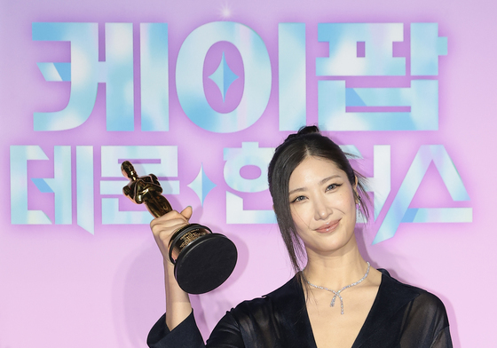 트로피 든 '케데헌' 이재