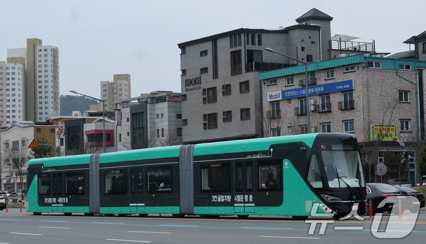 (대전=뉴스1) 김기태 기자 = 1일 대전 서구 도안동 호수공원 일원에서 전국 최초 도입을 앞둔 3칸 굴절차량이 시범운행을 하고 있다.3칸 굴절차량은 넓은 실내 공간과 최대 230 …