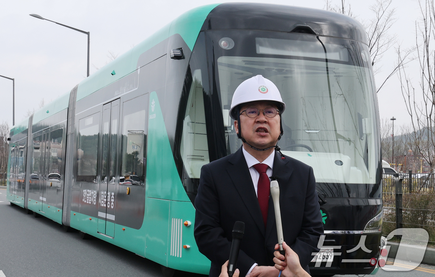(대전=뉴스1) 김기태 기자 = 이장우 대전시장이 1일 대전 서구 도안동 호수공원 일원에서 전국 최초 도입을 앞둔 3칸 굴절차량 앞에서 취재진의 질문에 답하고 있다.3칸 굴절차량은 …