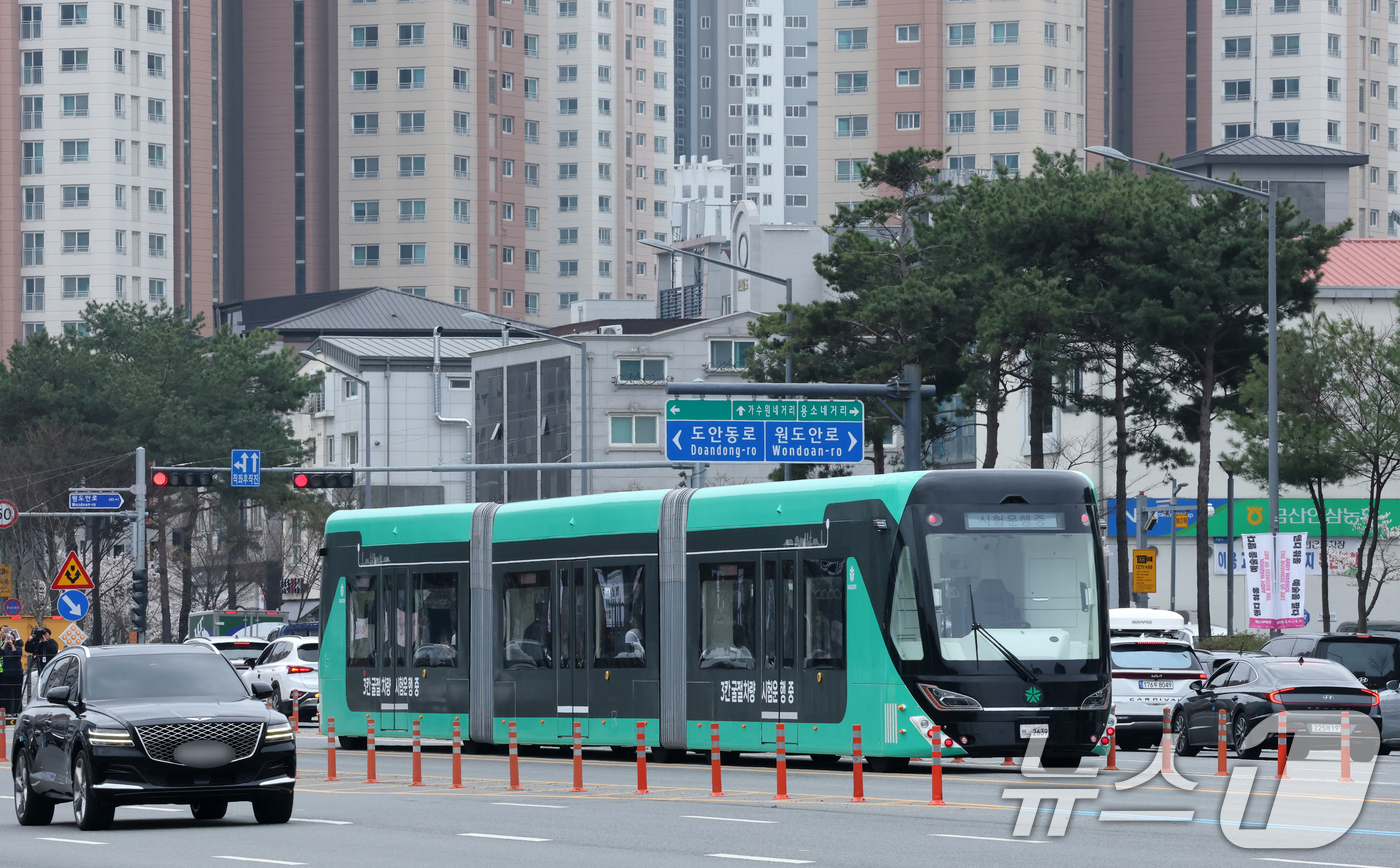 (대전=뉴스1) 김기태 기자 = 1일 대전 서구 도안동 호수공원 일원에서 전국 최초 도입을 앞둔 3칸 굴절차량이 시범운행을 하고 있다.3칸 굴절차량은 넓은 실내 공간과 최대 230 …