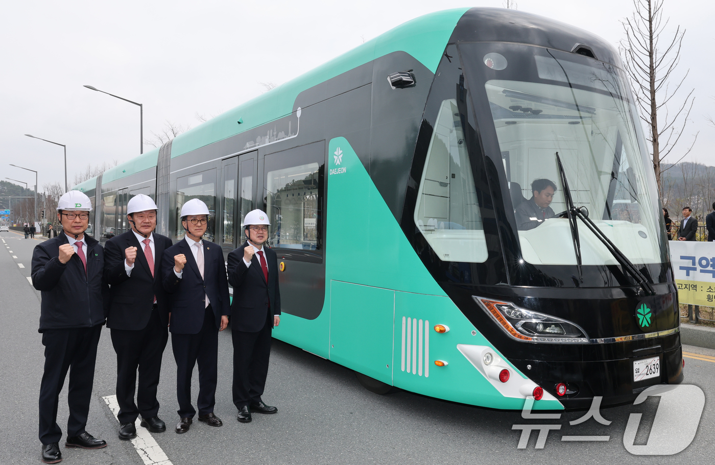 (대전=뉴스1) 김기태 기자 = 이장우 대전시장과 내빈들이 1일 대전 서구 도안동 호수공원 일원에서 전국 최초 도입을 앞둔 3칸 굴절차량 시범운행을 앞두고 포즈를 취하고 있다.3칸 …
