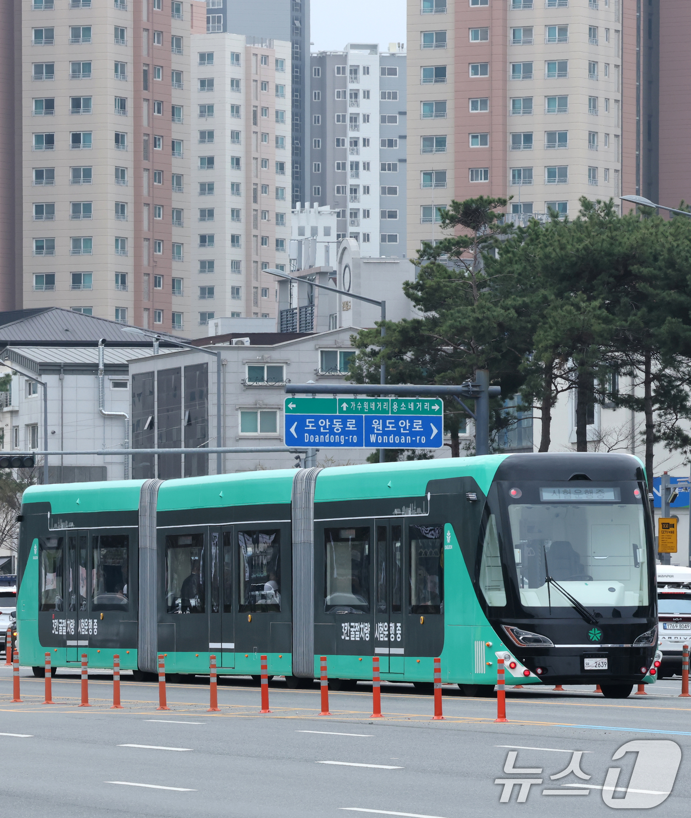 (대전=뉴스1) 김기태 기자 = 1일 대전 서구 도안동 호수공원 일원에서 전국 최초 도입을 앞둔 3칸 굴절차량이 시범운행을 하고 있다.3칸 굴절차량은 넓은 실내 공간과 최대 230 …