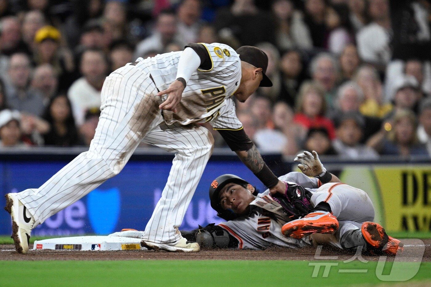 본문 이미지 - 샌프란시스코 자이언츠 이정후가 1일(한국시간) 열린 2026 메이저리그 샌디에이고 파드리스전에서 5회초 2루타를 때린 뒤 3루까지 질주했지만, 매니 마차도의 태그에 아웃됐다. ⓒ AFP=뉴스1