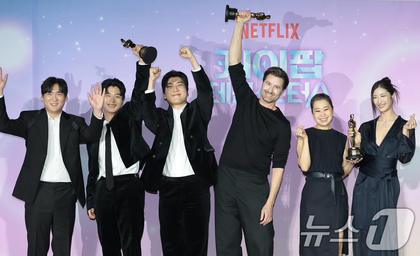(서울=뉴스1) 권현진 기자 = IDO 남희동(왼쪽부터)과 이유한, 곽중규, 크리스 애플한스, 매기강 감독, 이재가  1일 서울 용산구 CGV 용산아이파크몰에서 열린 넷플릭스 영화 …