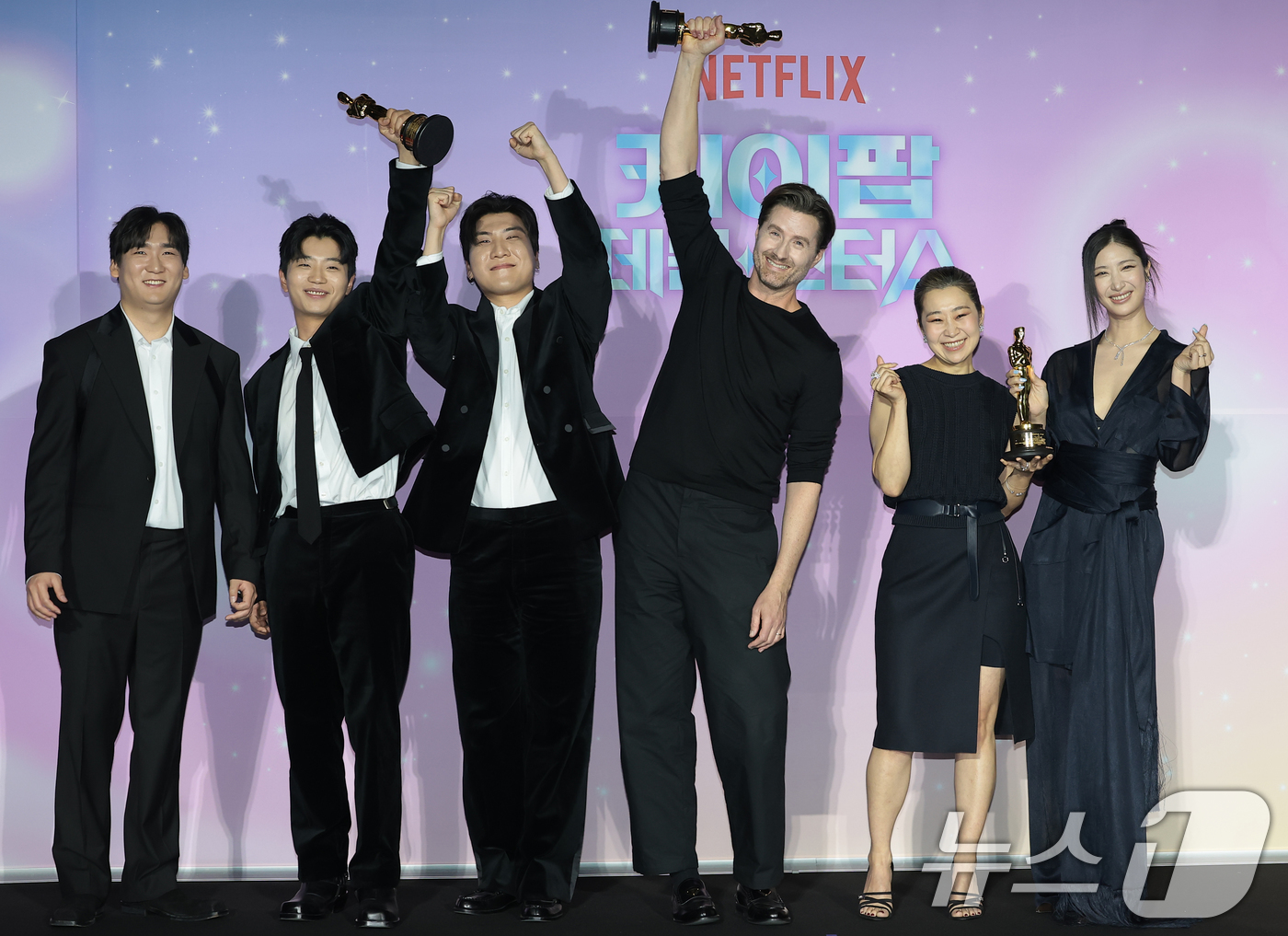 (서울=뉴스1) 권현진 기자 = IDO 남희동(왼쪽부터)과 이유한, 곽중규, 크리스 애플한스, 매기강 감독, 이재가  1일 서울 용산구 CGV 용산아이파크몰에서 열린 넷플릭스 영화 …