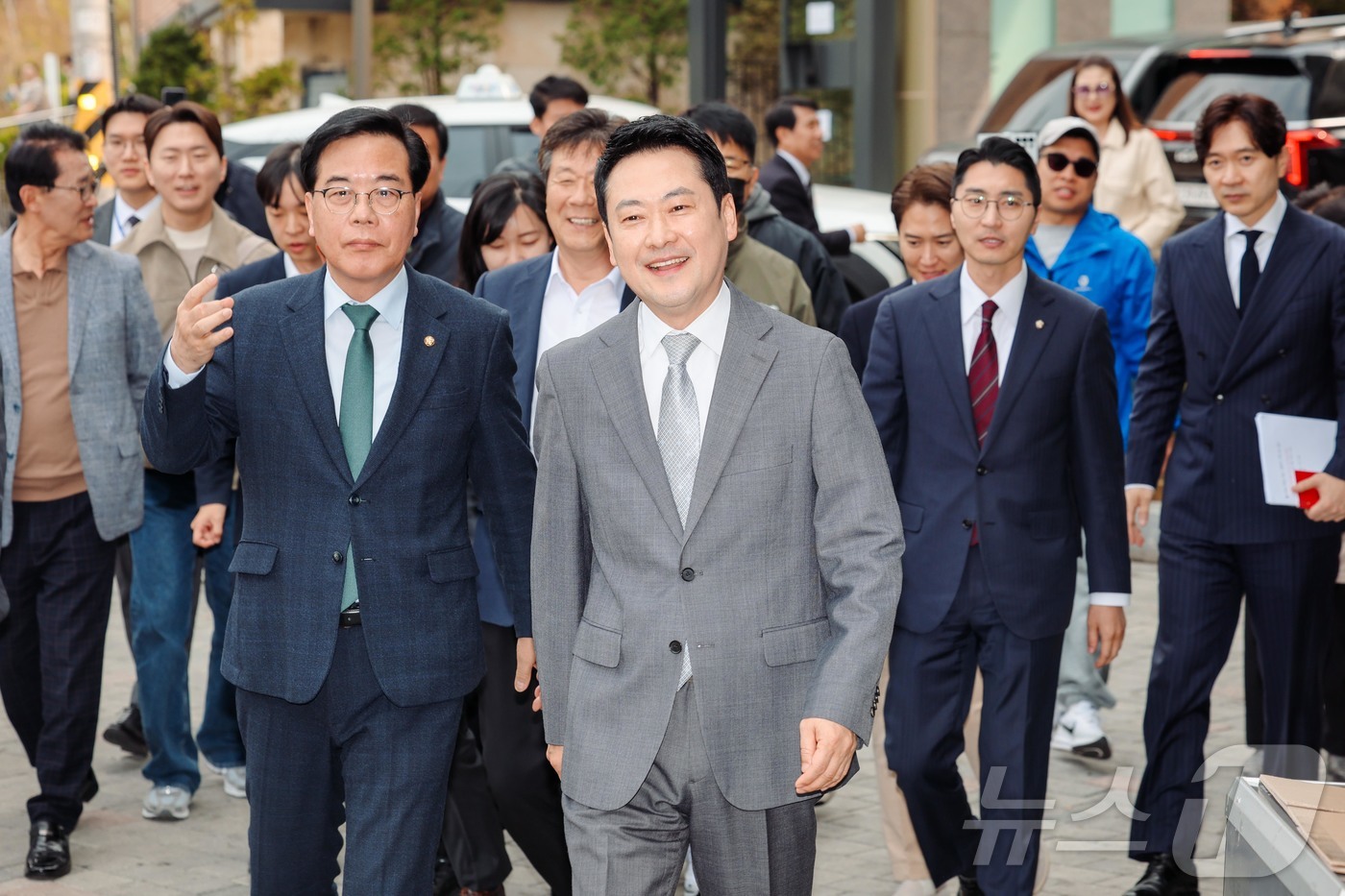 (서울=뉴스1) 김도우 기자 = 장동혁 국민의힘 대표와 송언석 원내대표 등이 부동산 시장 점검을 위해 1일 서울 마포구 한 아파트 단지 상가의 부동산으로 이동하고 있다. (공동취재 …