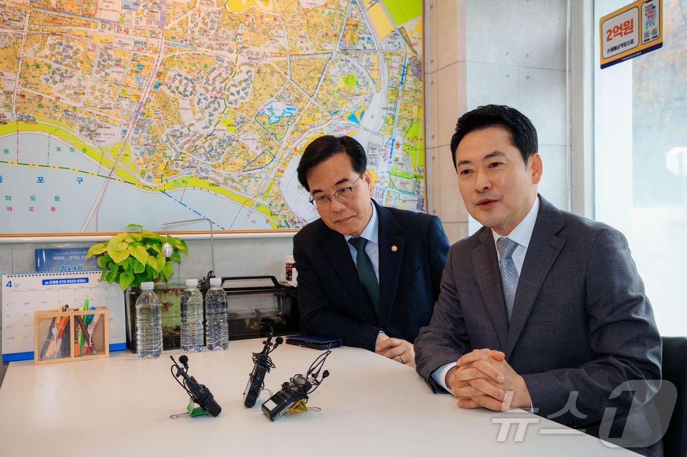 (서울=뉴스1) 김도우 기자 = 장동혁 국민의힘 대표와 송언석 원내대표가 1일 서울 마포구 한 아파트 단지 상가의 부동산을 찾아 부동산 시장 점검을 하고 있다. (공동취재) 202 …