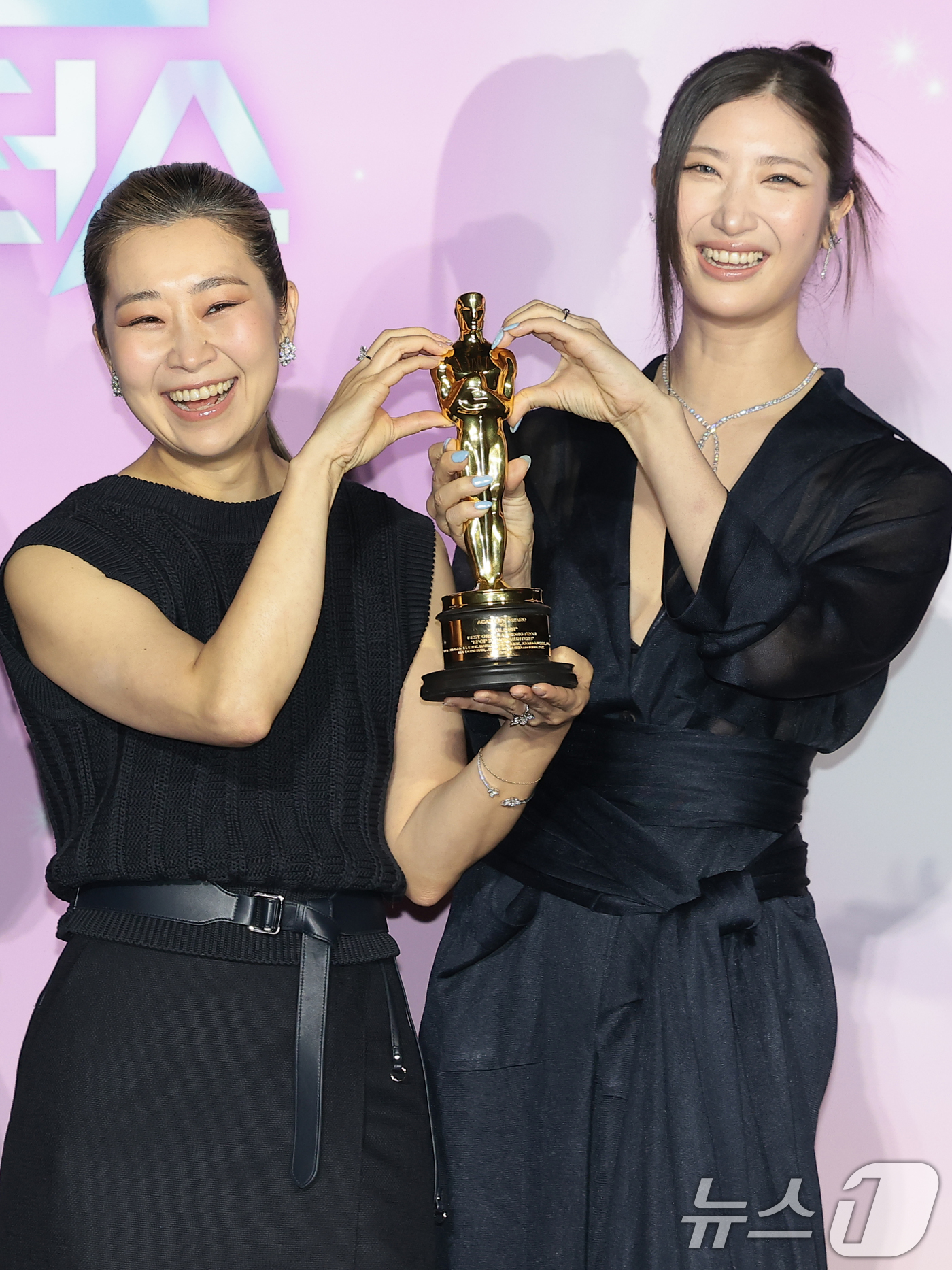 (서울=뉴스1) 권현진 기자 = 매기강 감독과 싱어송라이터 이재(오른쪽)가 1일 서울 용산구 CGV 용산아이파크몰에서 열린 넷플릭스 영화 ‘케이팝 데몬 헌터스’(이하 케데헌) 아카 …