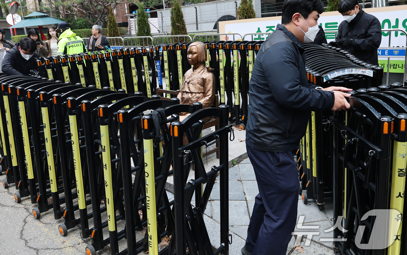 (서울=뉴스1) 오대일 기자 = 1일 서울 종로구 옛 주한 일본대사관 앞에서 열린 제1746차 일본군 성노예제 문제해결을 위한 정기 수요시위에 앞서 경찰이 평화의 소녀상 바리케이드 …
