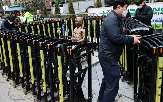 평화의 소녀상 앞 바리케이드 철거