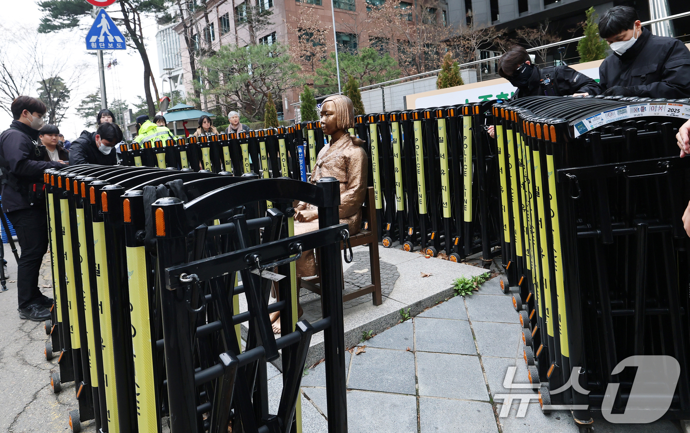 (서울=뉴스1) 오대일 기자 = 1일 서울 종로구 옛 주한 일본대사관 앞에서 열린 제1746차 일본군 성노예제 문제해결을 위한 정기 수요시위에 앞서 경찰이 평화의 소녀상 바리케이드 …