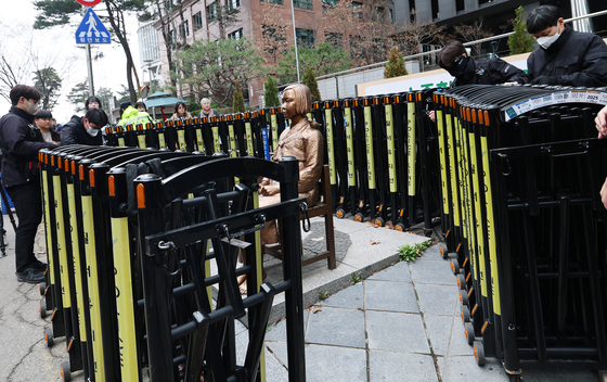 바리케이드 벗는 소녀상