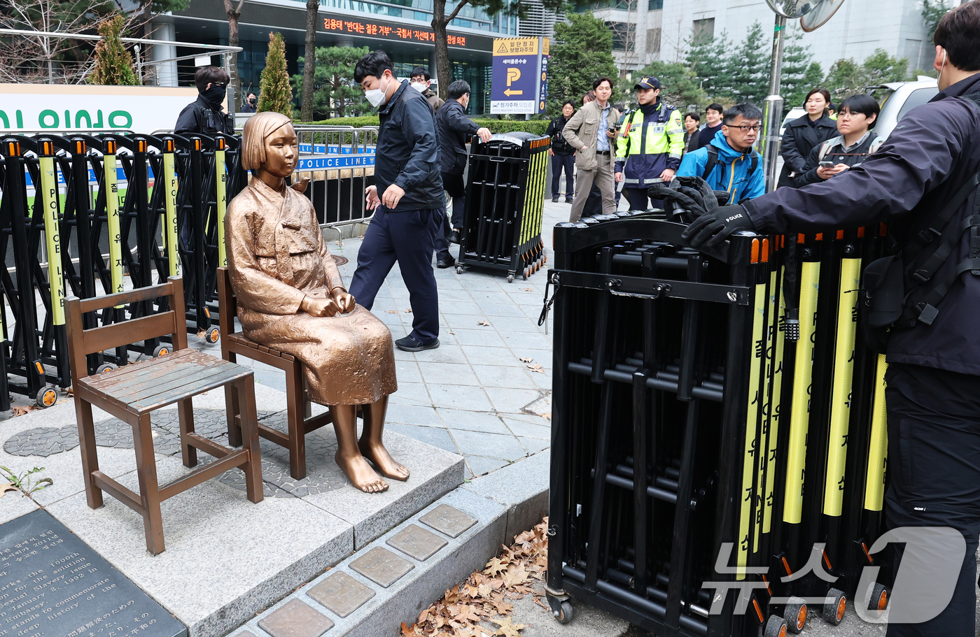 (서울=뉴스1) 오대일 기자 = 1일 서울 종로구 옛 주한 일본대사관 앞에서 열린 제1746차 일본군 성노예제 문제해결을 위한 정기 수요시위에 앞서 경찰이 평화의 소녀상 바리케이드 …