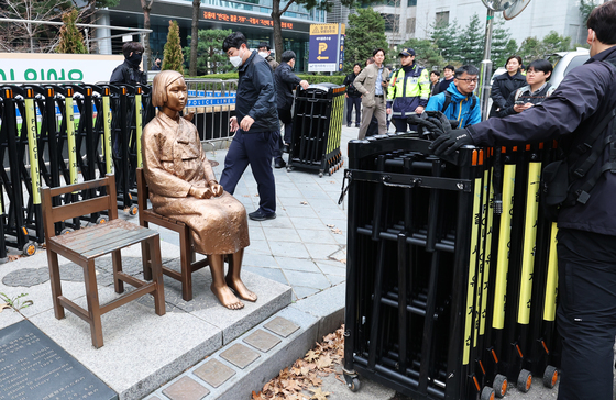6년 만에 열리는 평화의 소녀상 앞 바리케이드